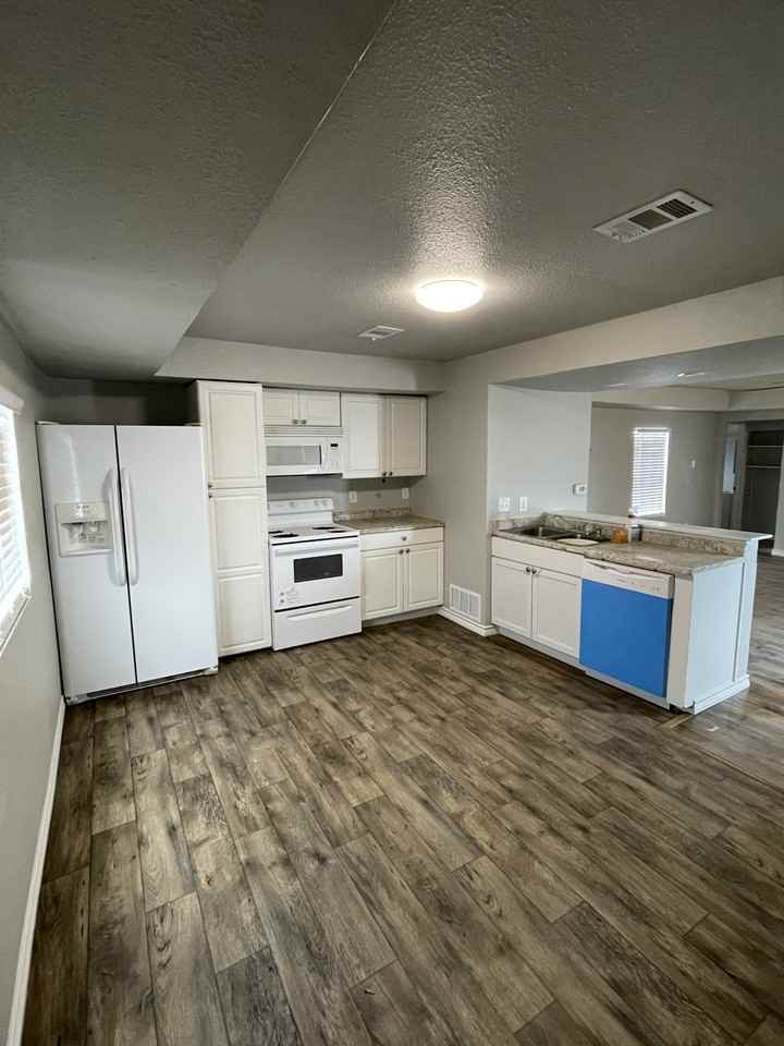 710 Sw 3rd St #NA - Photo 2 of 10