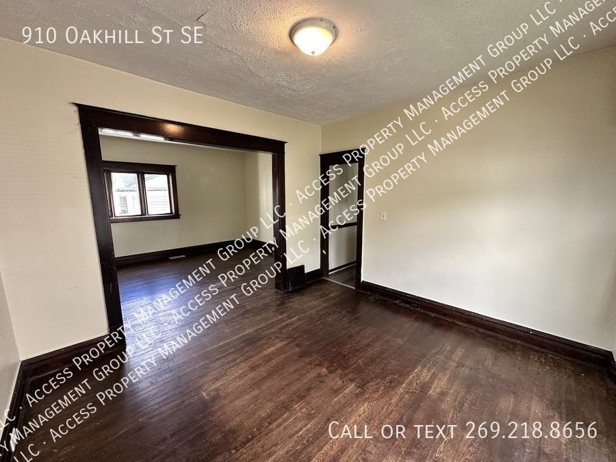 910 Oakhill St Se - Photo 4 of 26