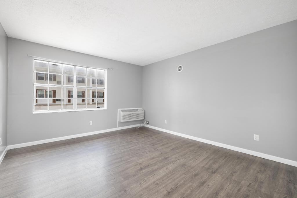 1429 Stratford Road - Photo 3 of 20