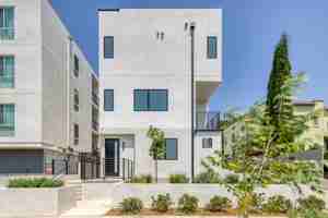 featured image of 4827 Oakwood Ave