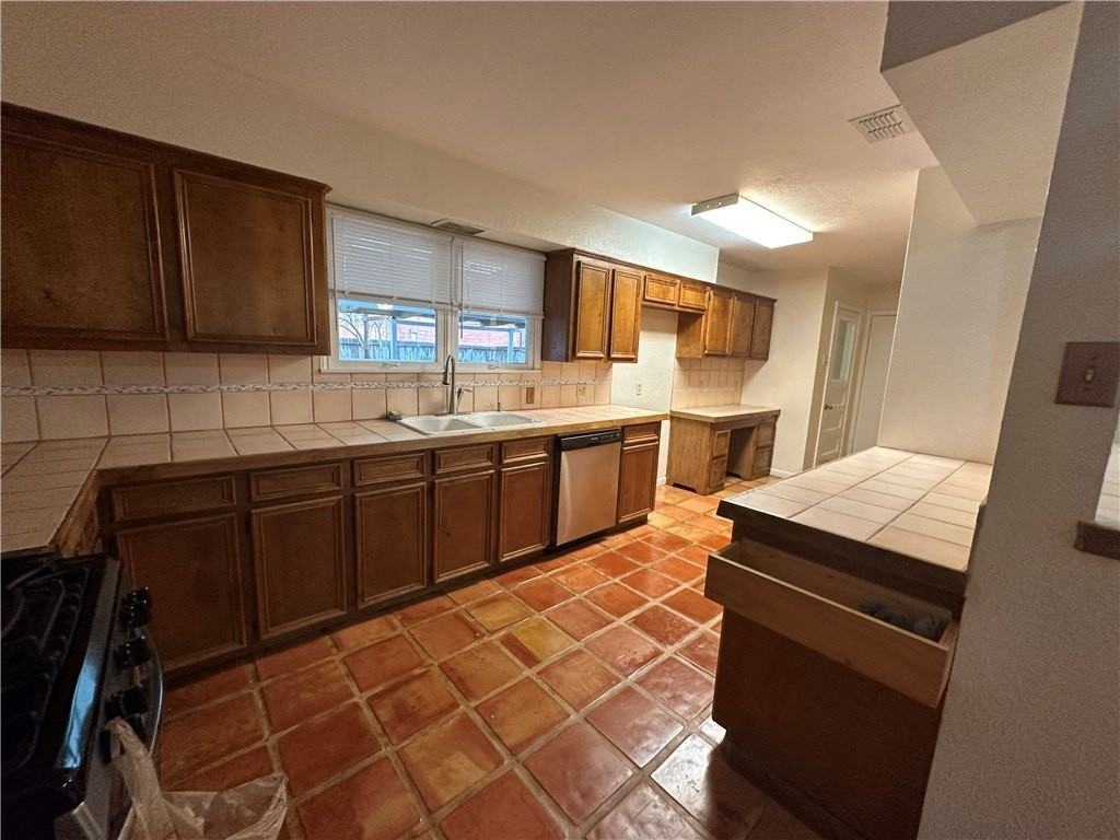 606 Wilshire Place - Photo 6 of 25