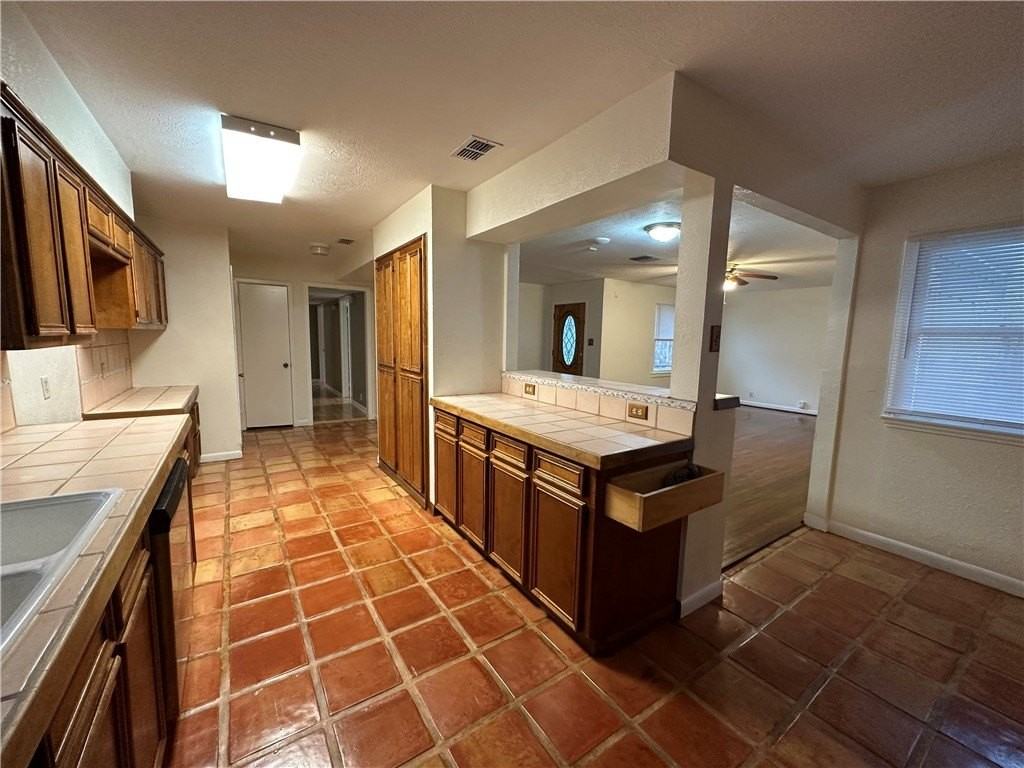 606 Wilshire Place - Photo 7 of 25