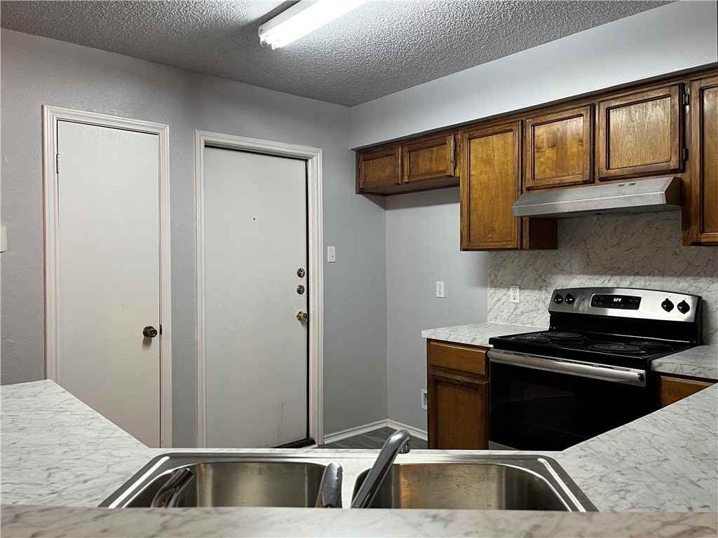 2942 Riverbend Court - Photo 6 of 33