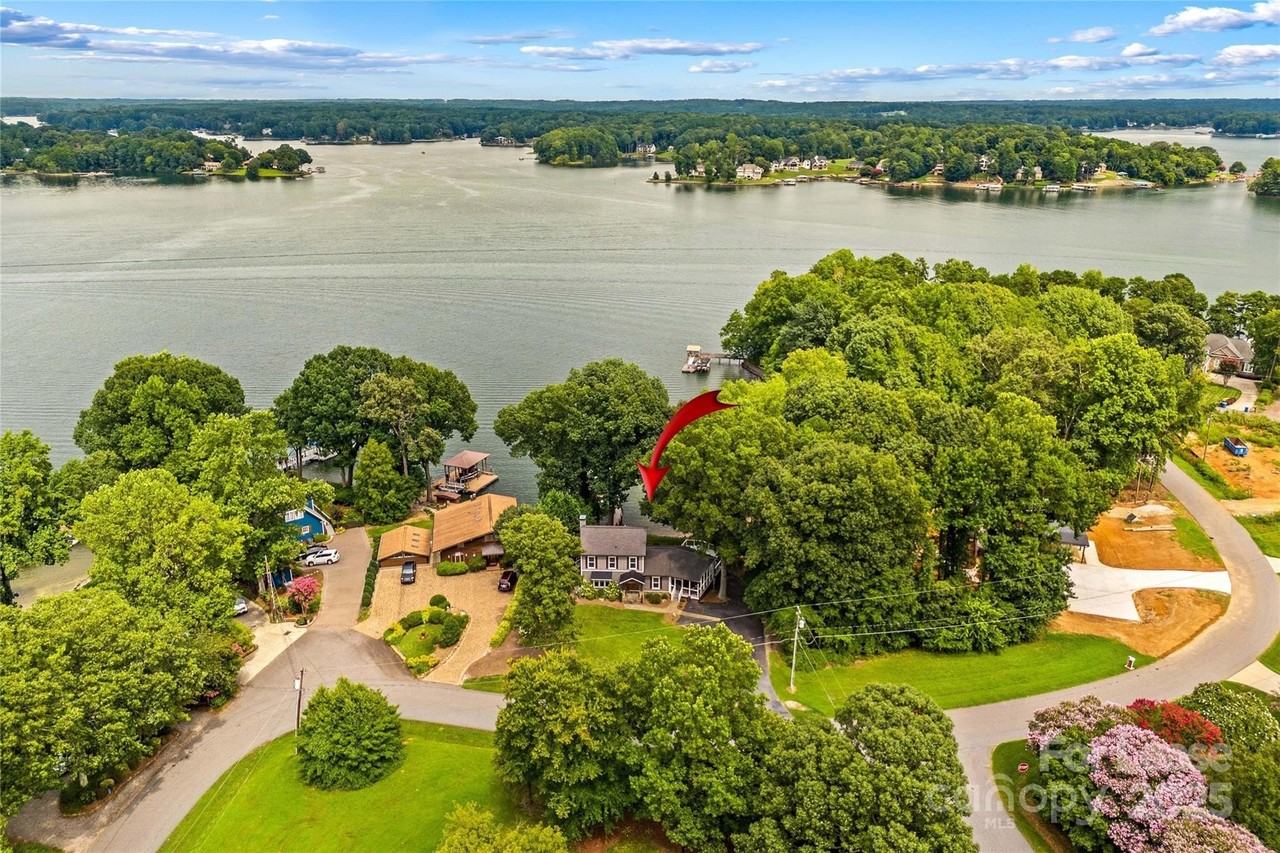 9598 Riviera Dr - Photo 5 of 47