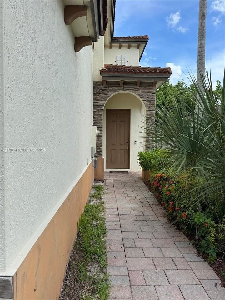 9227 Sw 227th Ter - Photo 2 of 18