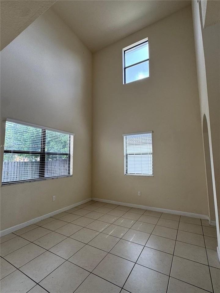 9227 Sw 227th Ter - Photo 3 of 18