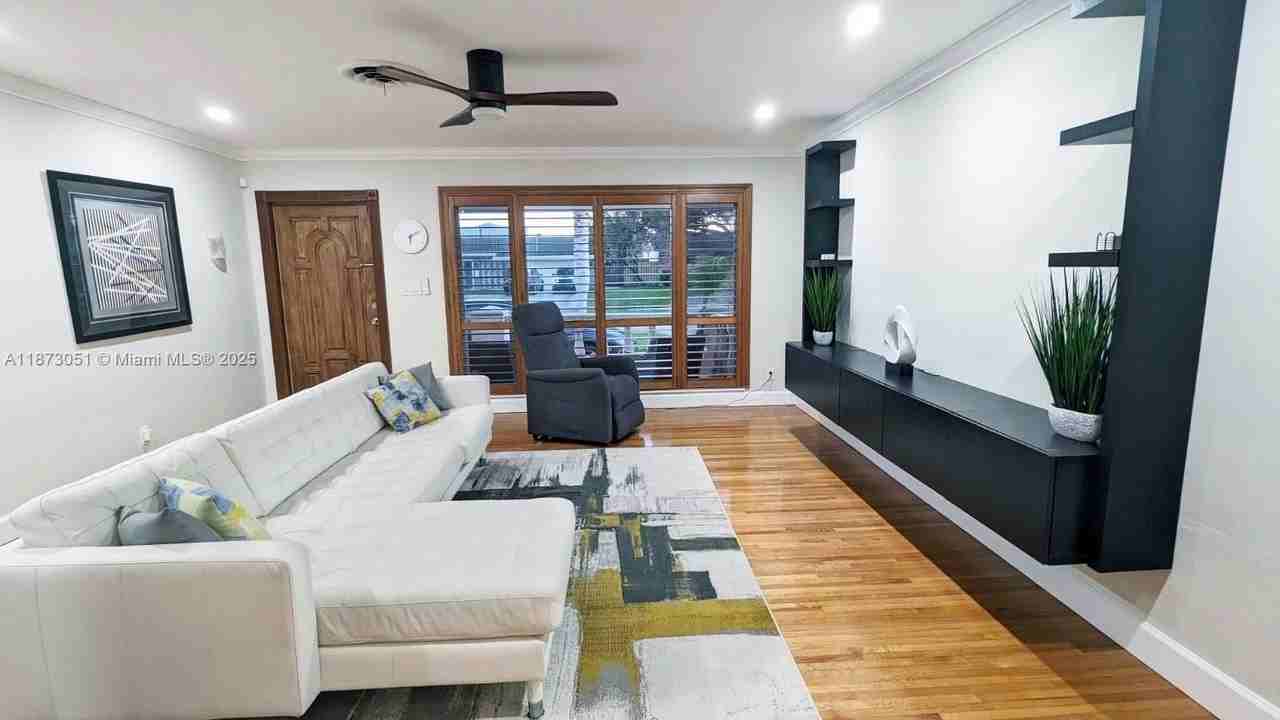 4027 Pierce St - Photo 2 of 22