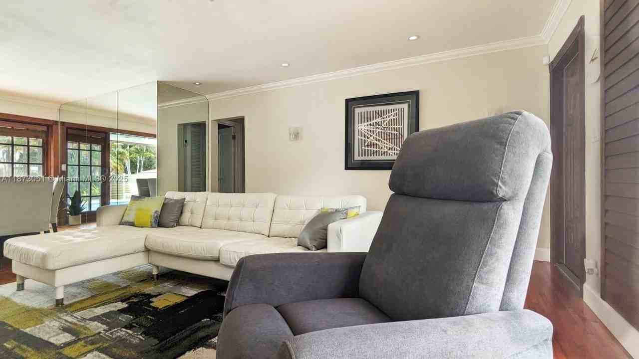 4027 Pierce St - Photo 4 of 22