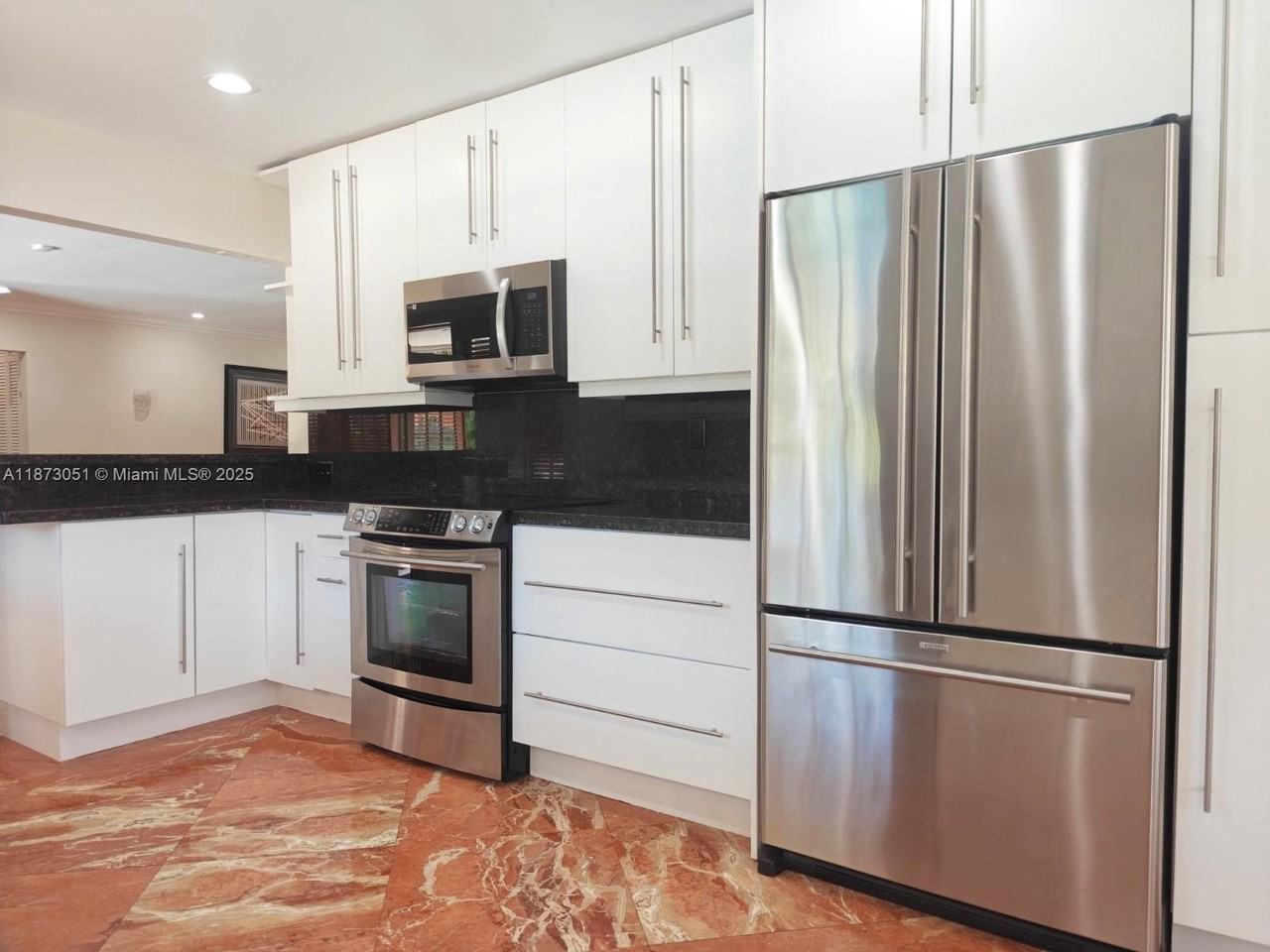 4027 Pierce St - Photo 6 of 22