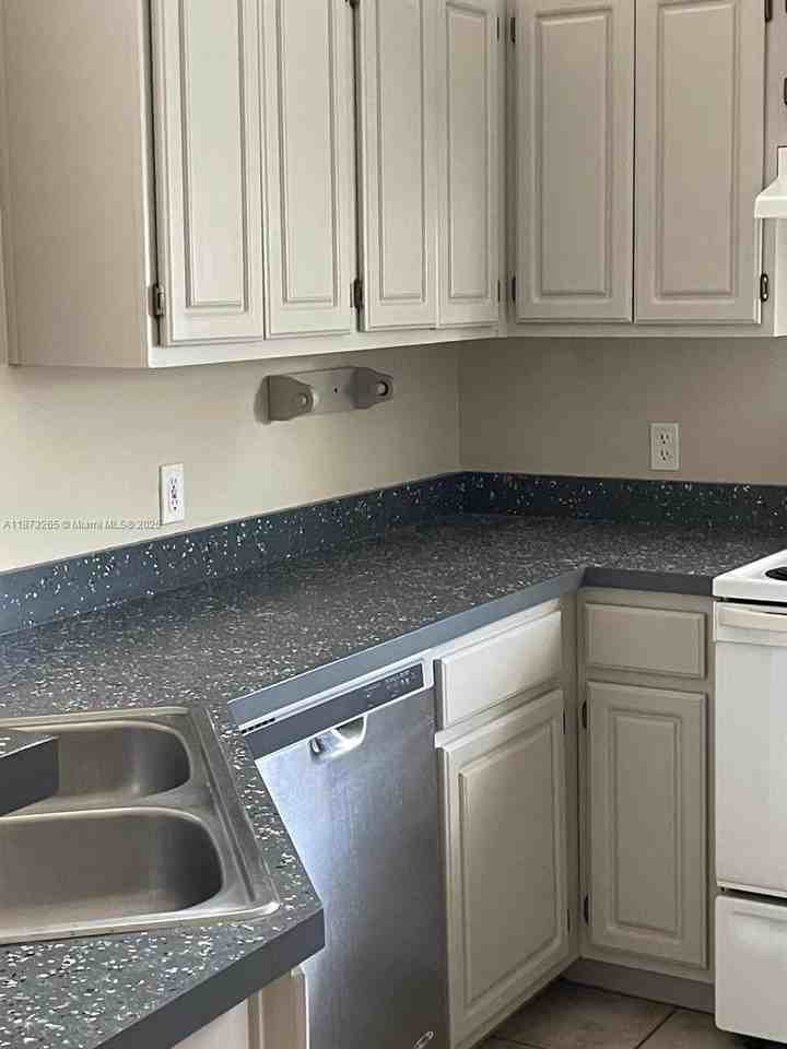 3391 Parkchester Square Blvd #204 - Photo 7 of 27