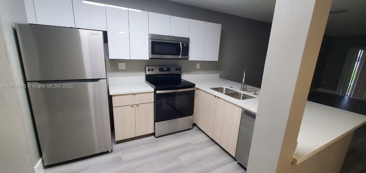 9934 Nob Hill Ln #9934 - Photo 6 of 43