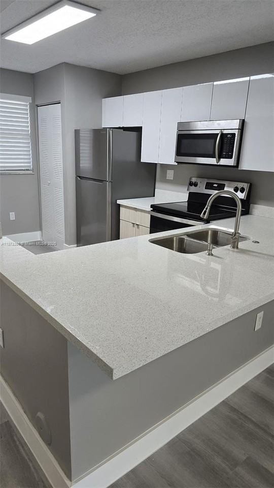 9934 Nob Hill Ln #9934 - Photo 7 of 43