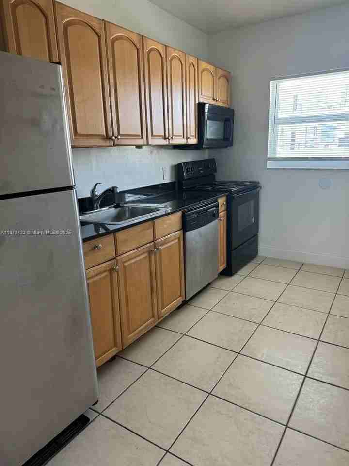 7207 Bay Dr #6 - Photo 2 of 7
