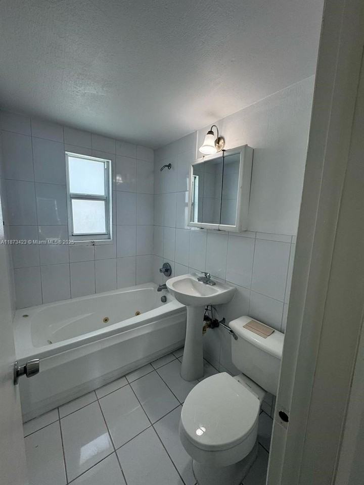 7207 Bay Dr #6 - Photo 4 of 7