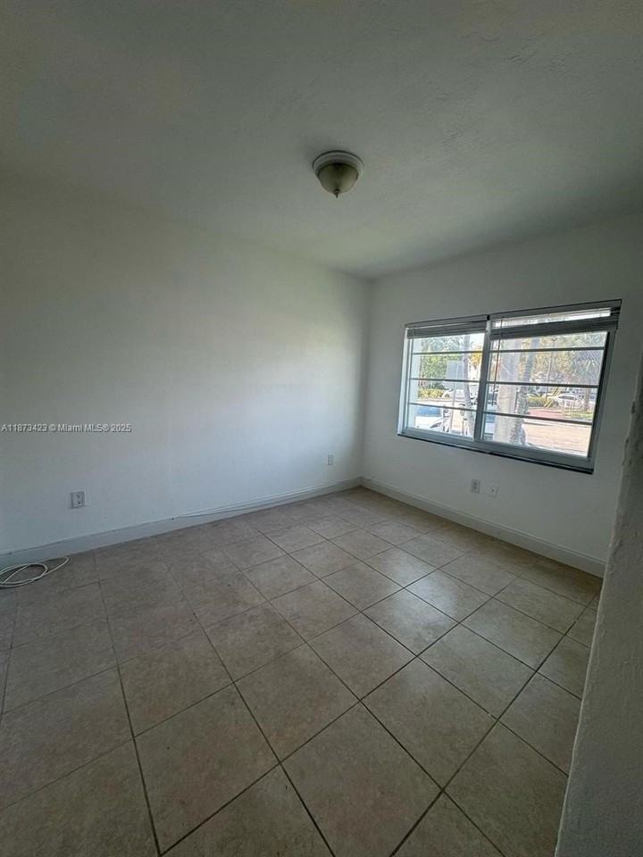 7207 Bay Dr #6 - Photo 5 of 7