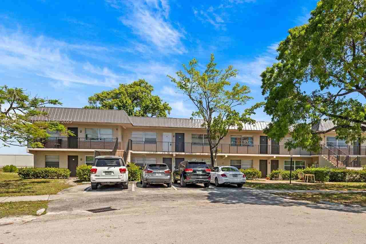 304 Northeast 30th Court #102 - Photo 4 of 15