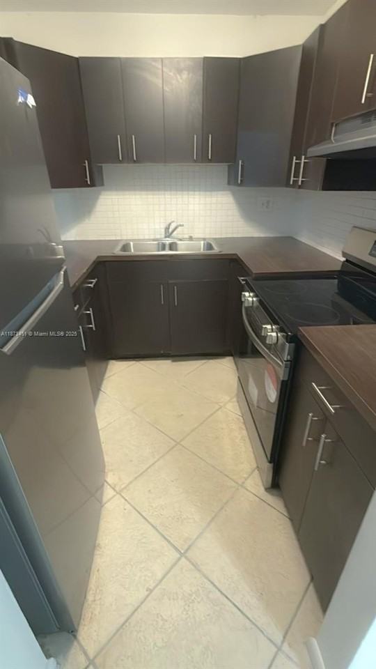 304 Northeast 30th Court #102 - Photo 5 of 15