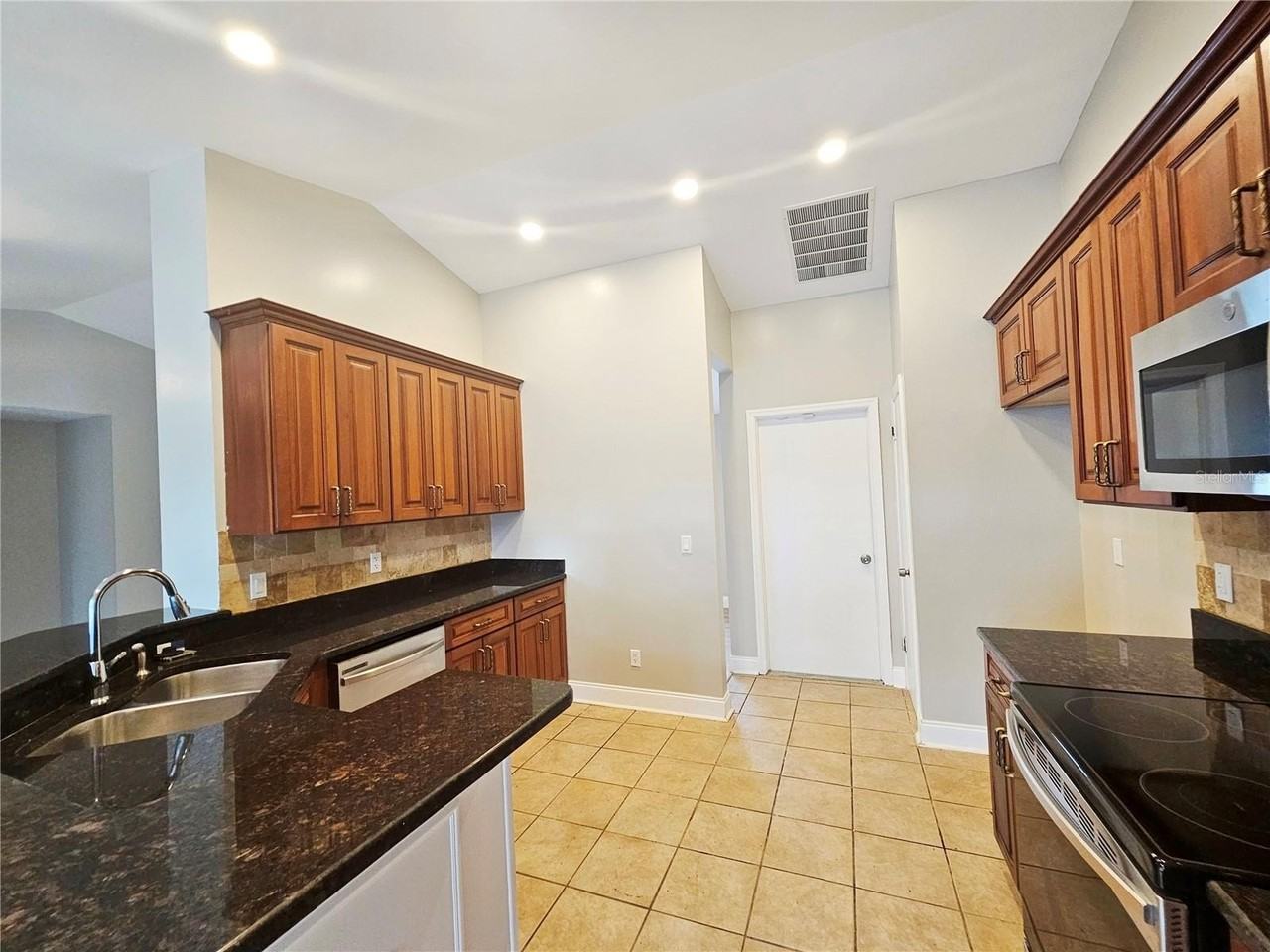 8935 Esguerra Ln - Photo 5 of 24