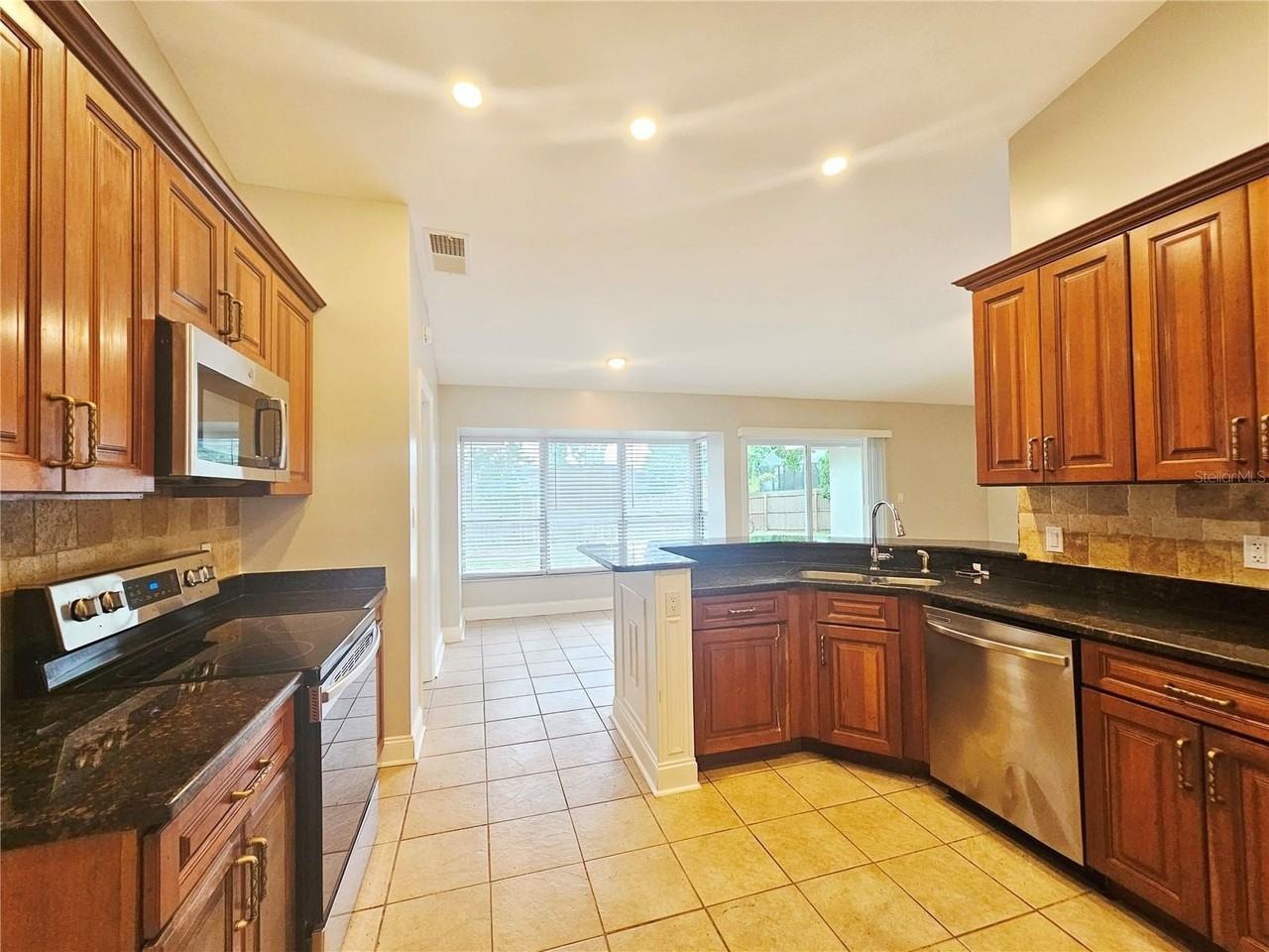 8935 Esguerra Ln - Photo 6 of 24