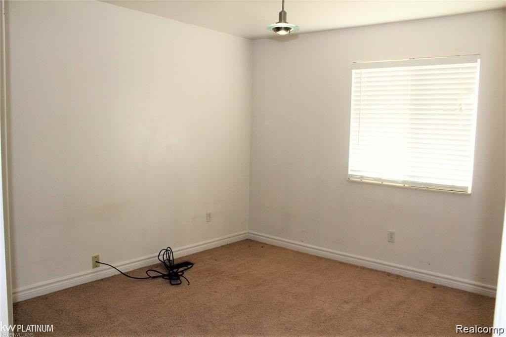 26450 Nanton St - Photo 5 of 8