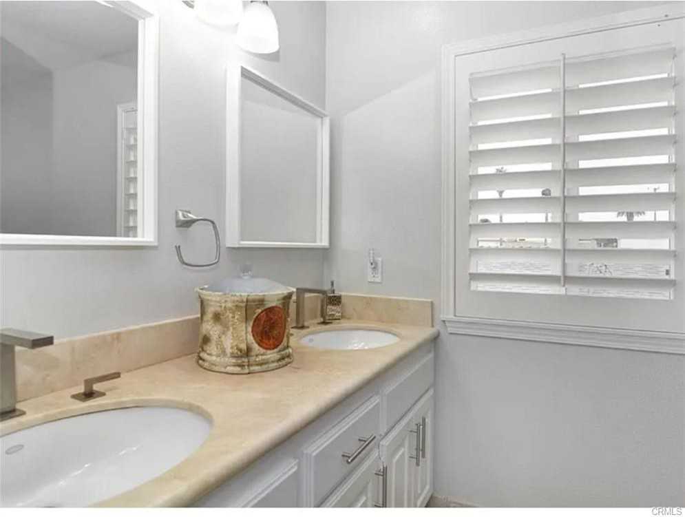 211 8th St - Photo 2 of 8