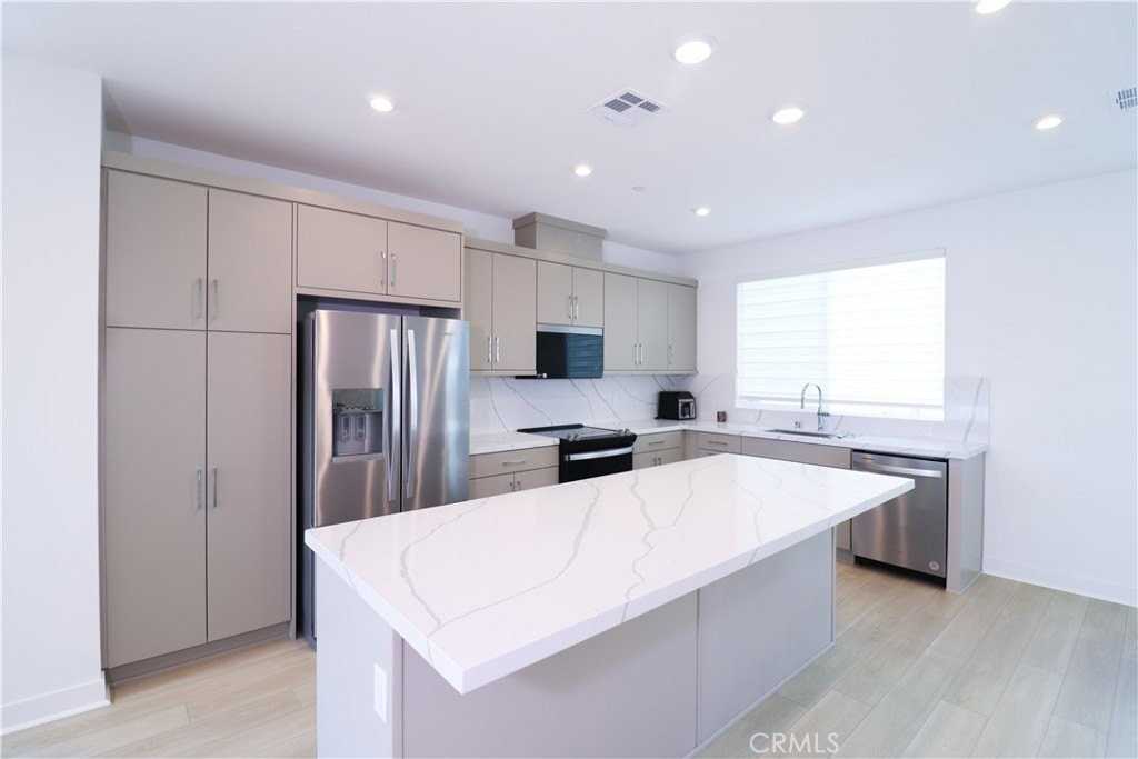 681 S Lyon St - Photo 5 of 23