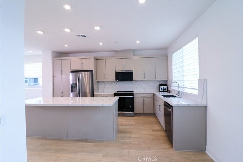 681 S Lyon St - Photo 7 of 23