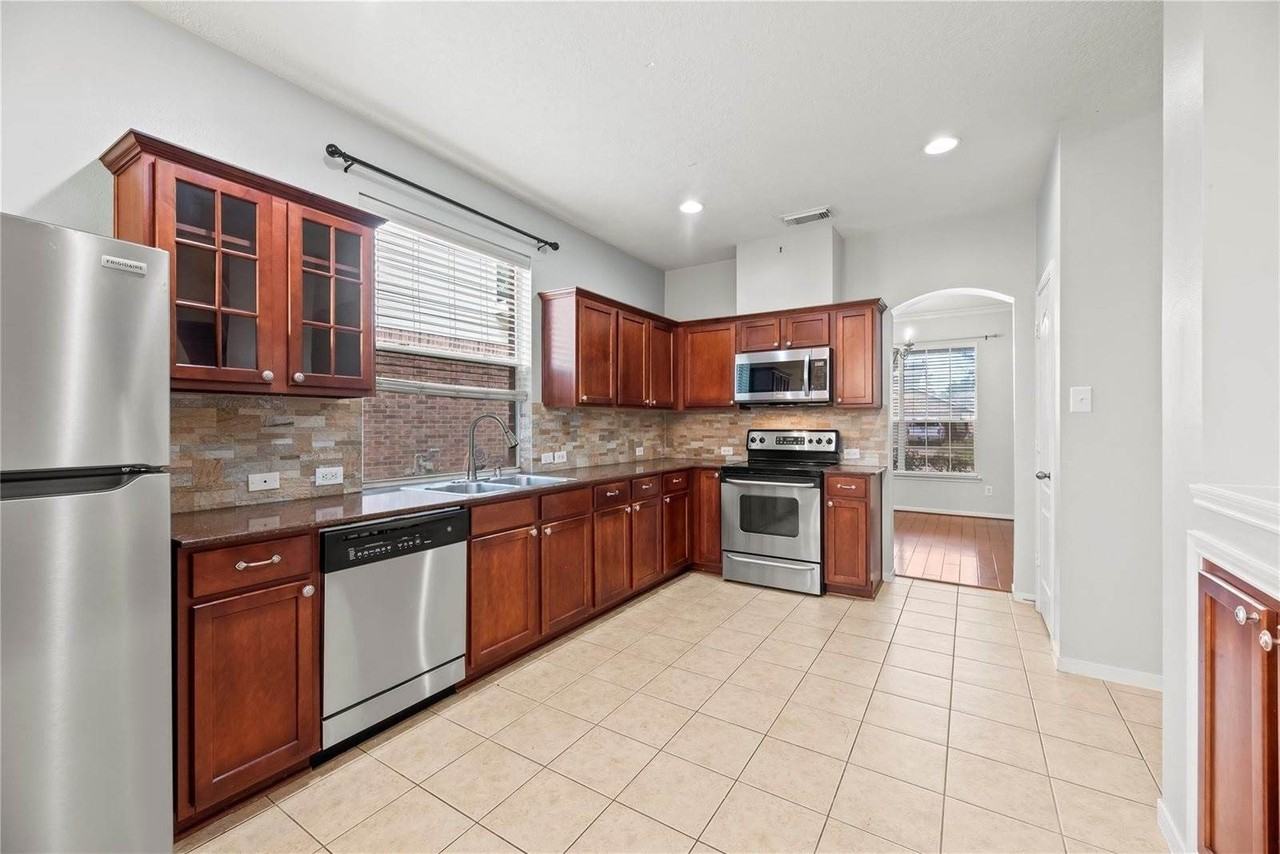 16127 Spur Canyon Ct - Photo 3 of 33