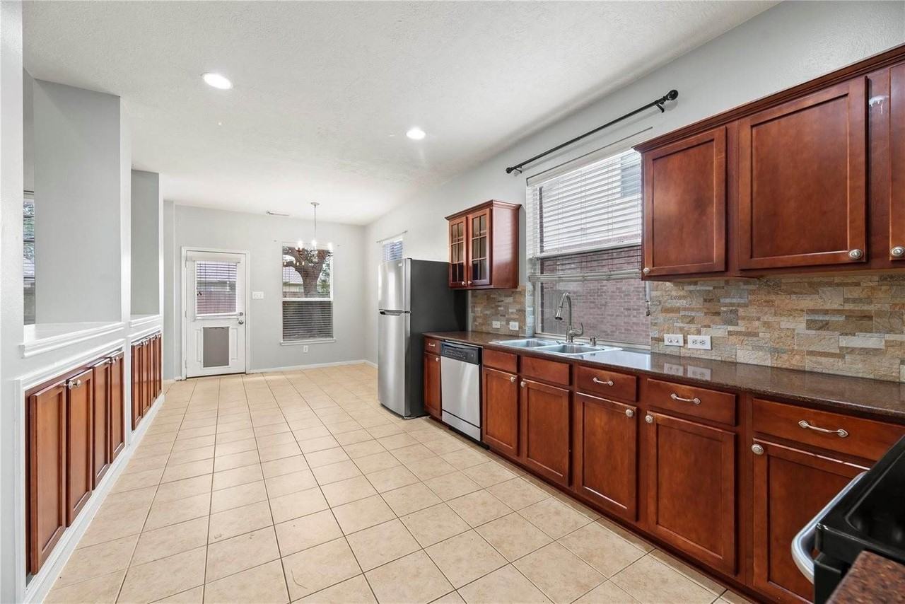 16127 Spur Canyon Ct - Photo 4 of 33