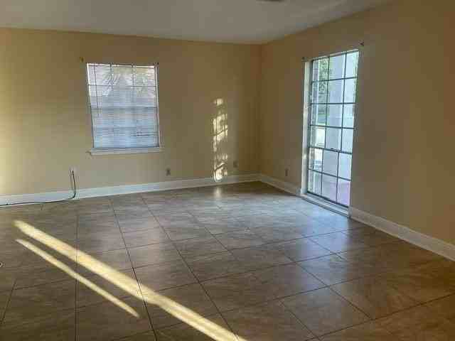5801 Albany Ct - Photo 3 of 19