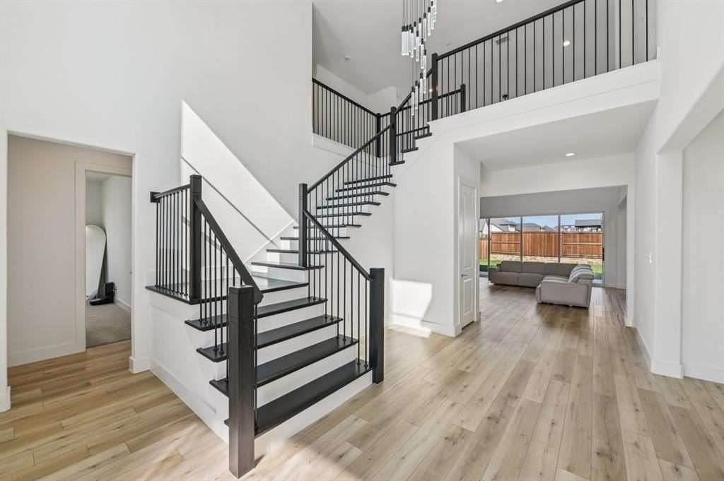 580 Falling Leaves Drive - Photo 5 of 28