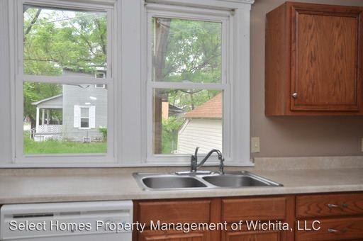 302 S POPLAR ST - Photo 2 of 8