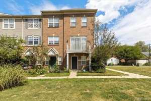 featured image of 1048 Lakepointe St #F