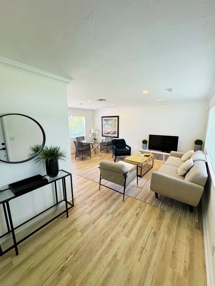 300 Ne 7th St - Photo 2 of 16