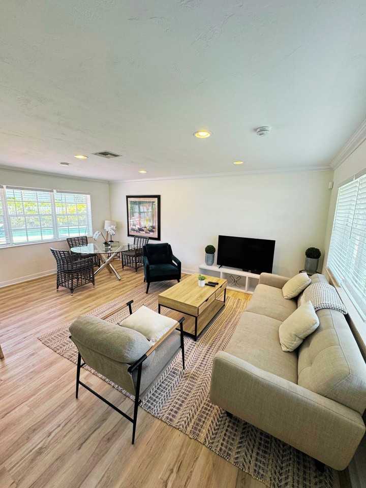 300 Ne 7th St - Photo 3 of 16