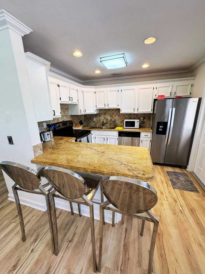 300 Ne 7th St - Photo 4 of 16