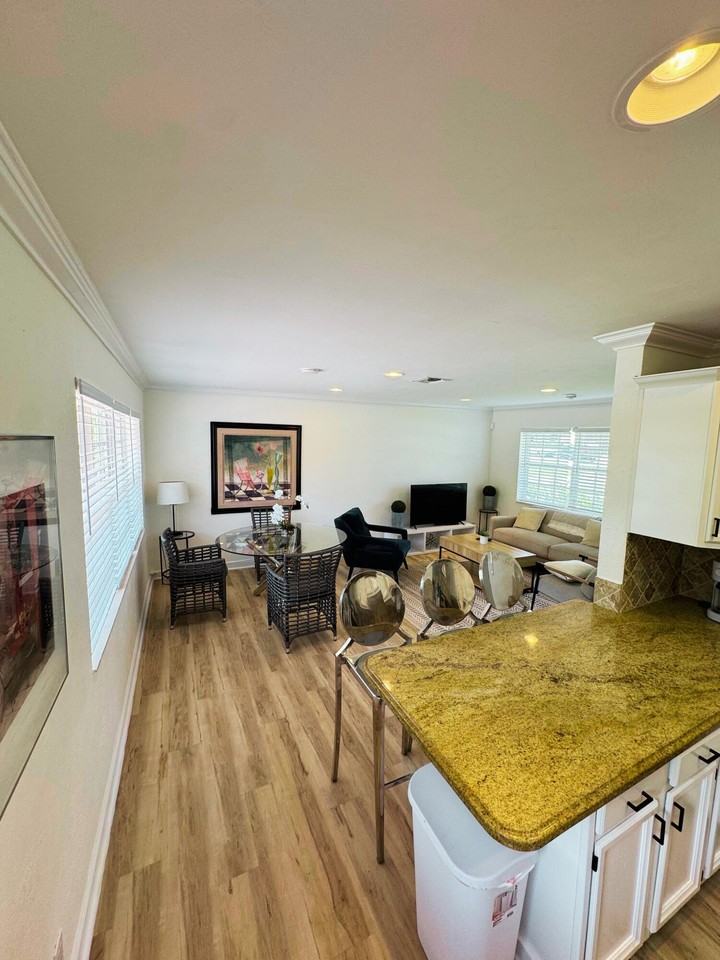 300 Ne 7th St - Photo 5 of 16