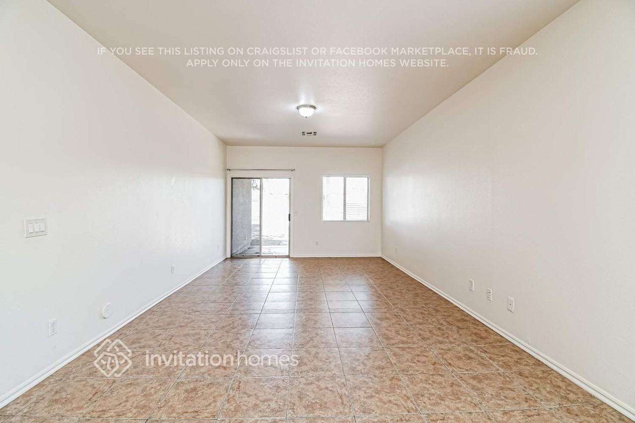 934 E Silversmith Trl - Photo 3 of 17