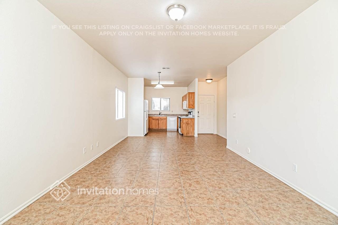 934 E Silversmith Trl - Photo 4 of 17