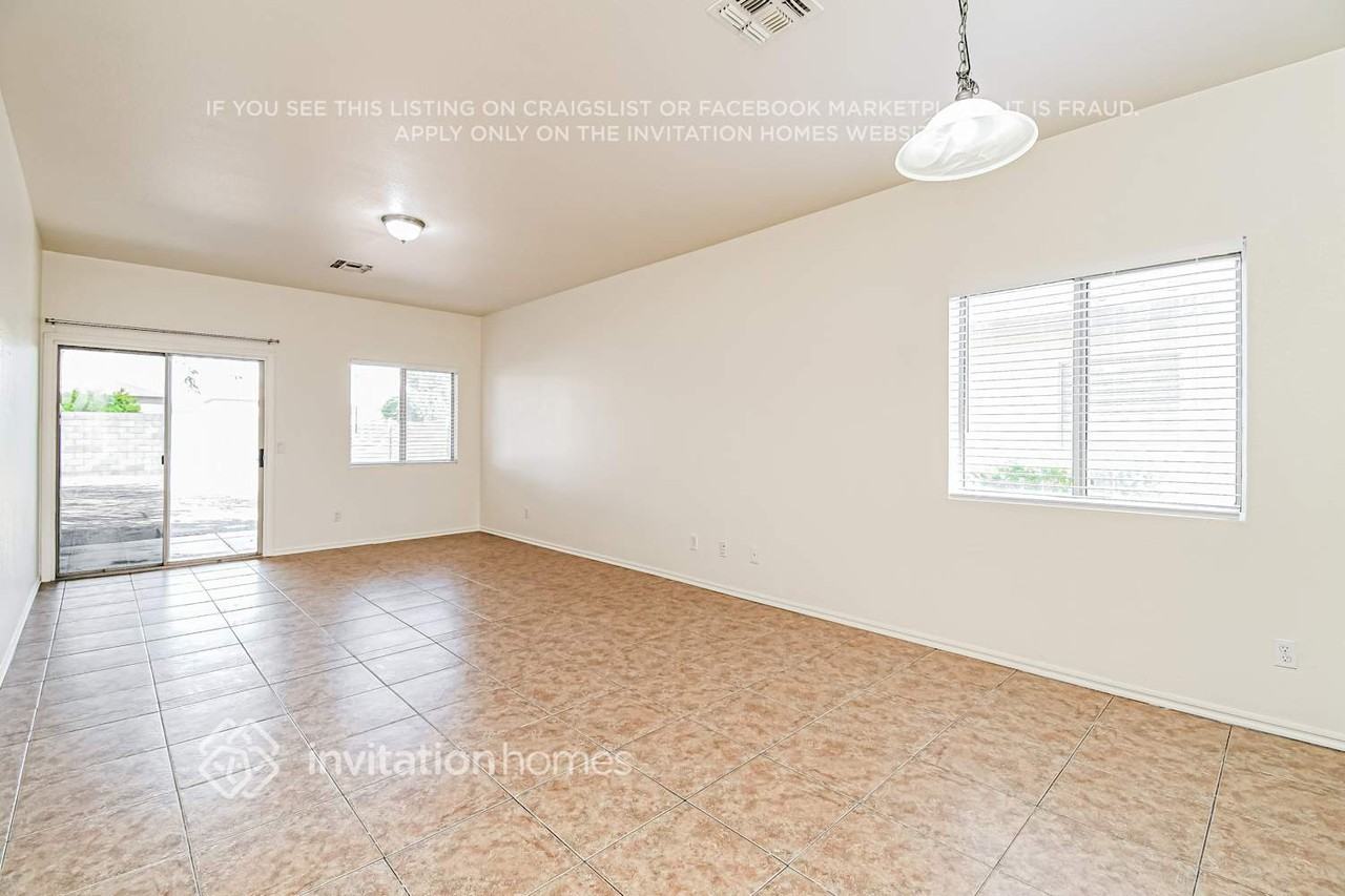 934 E Silversmith Trl - Photo 5 of 17