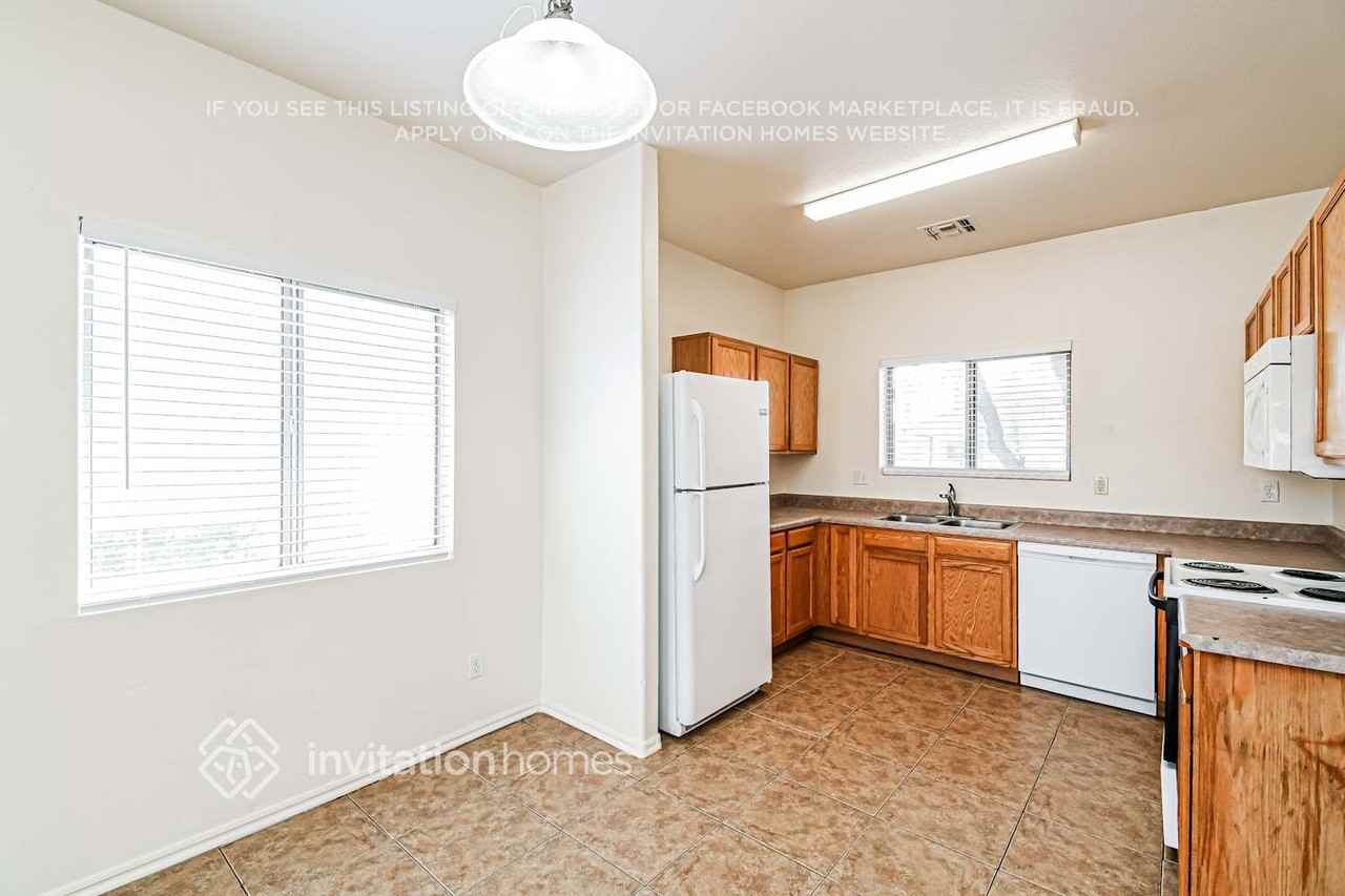 934 E Silversmith Trl - Photo 6 of 17