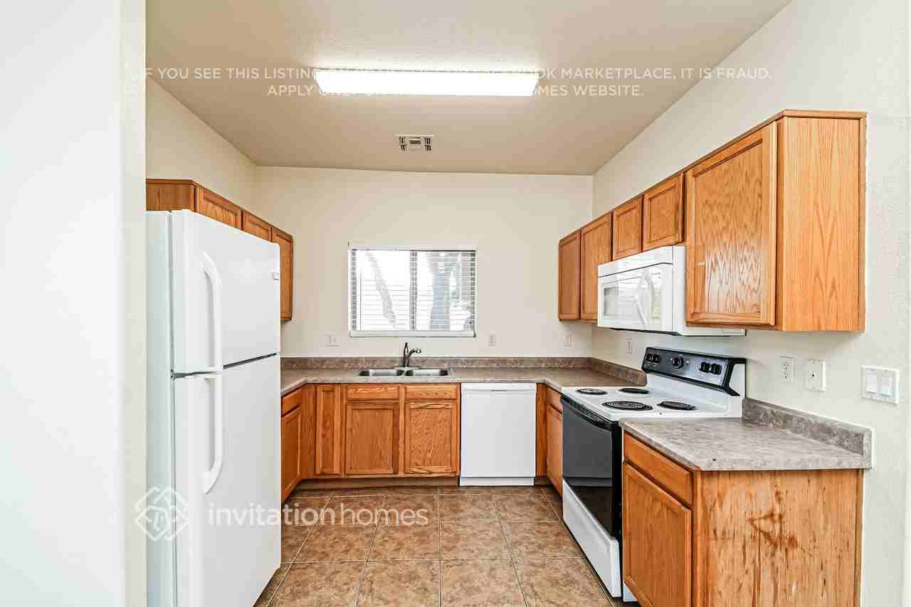 934 E Silversmith Trl - Photo 7 of 17