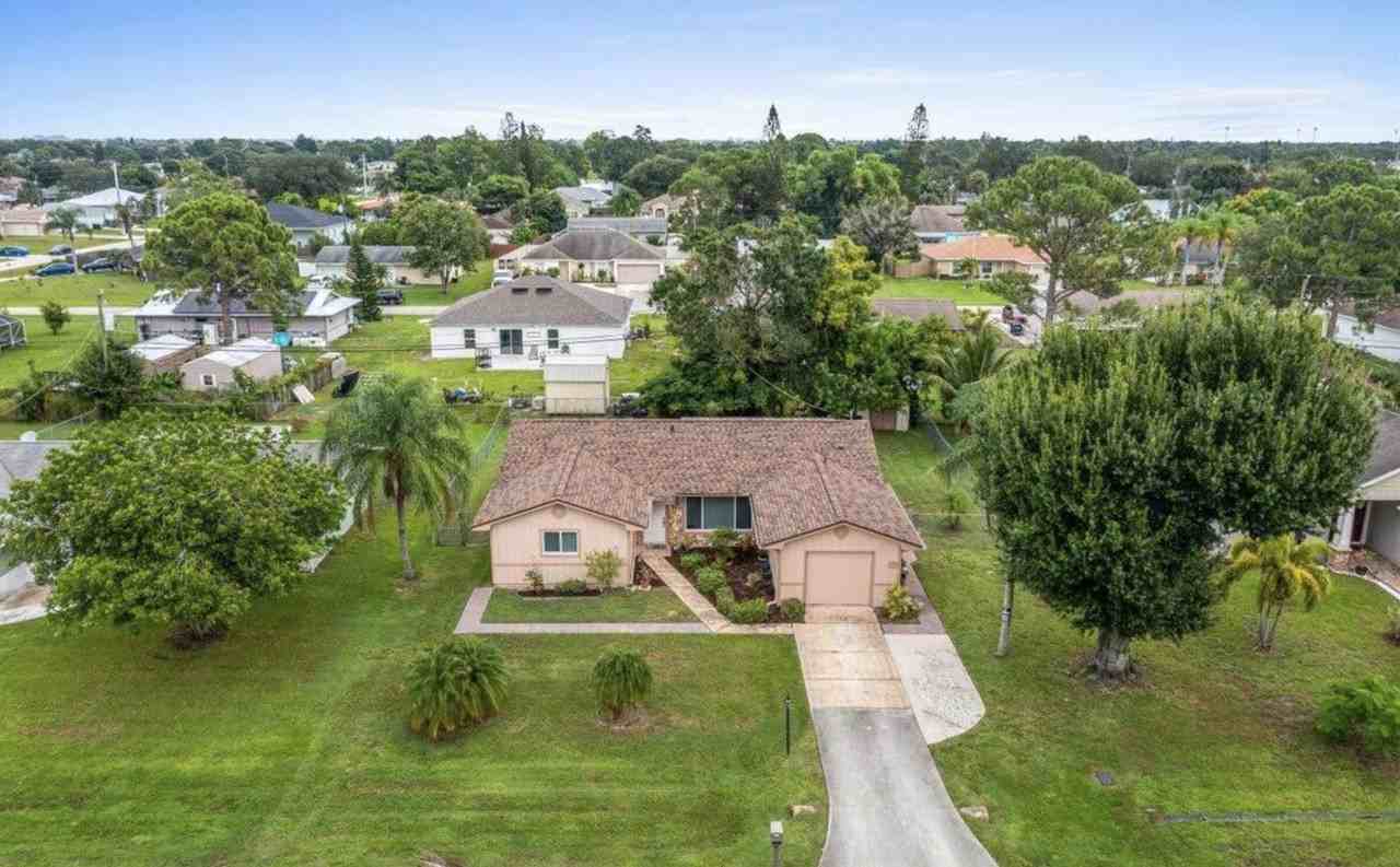 357 Nw Hogan St - Photo 2 of 6