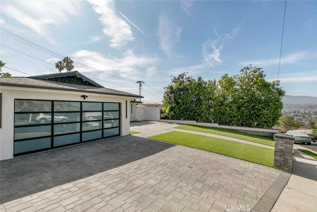 27964 Carvel Dr - Photo 4 of 42