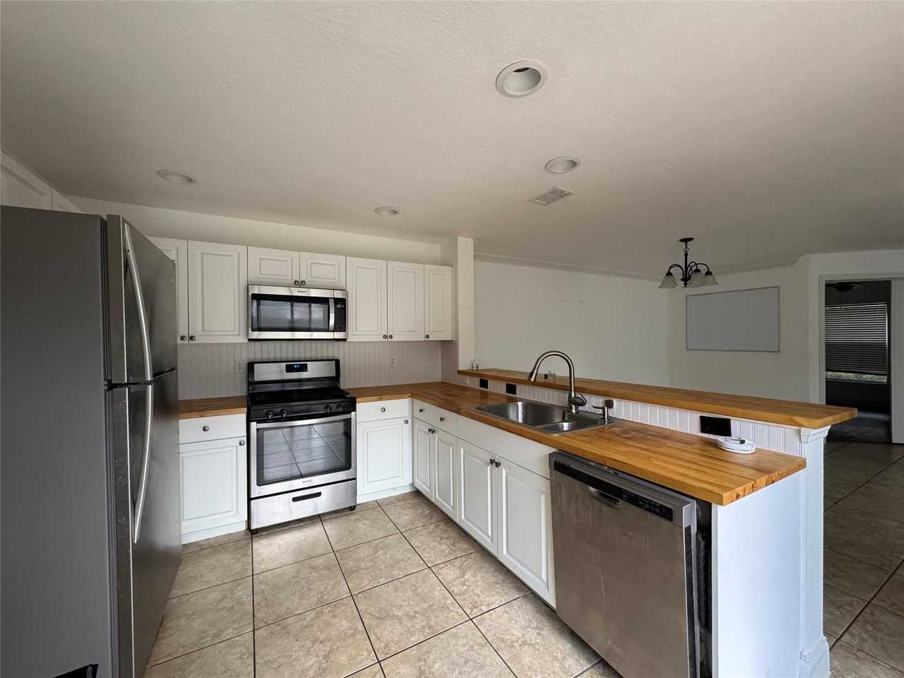 1733 Pointe West Way - Photo 5 of 22