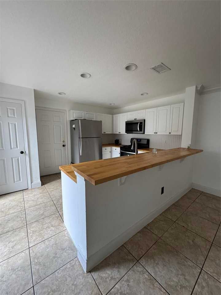 1733 Pointe West Way - Photo 6 of 22