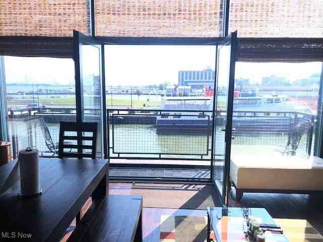 401 W Shoreline Dr - Photo 2 of 27