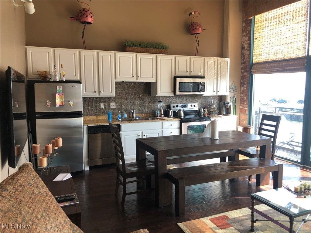 401 W Shoreline Dr - Photo 3 of 27