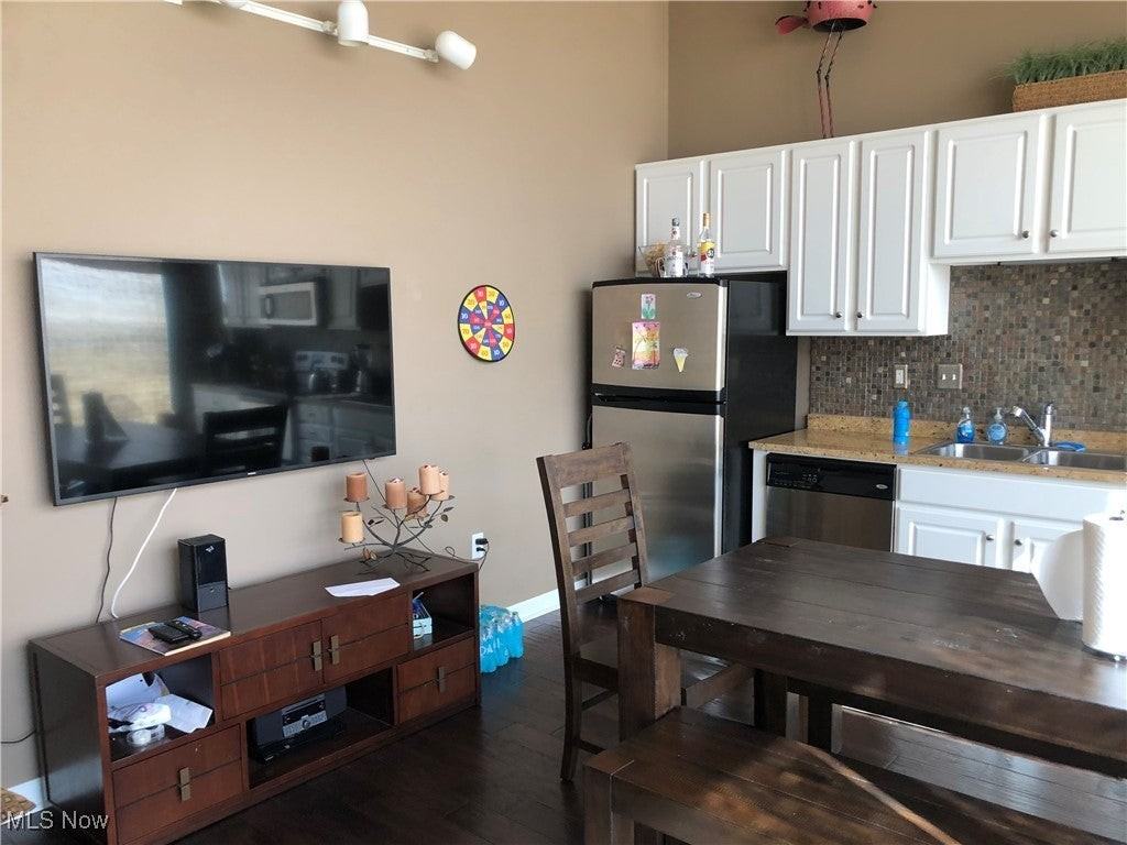 401 W Shoreline Dr - Photo 4 of 27