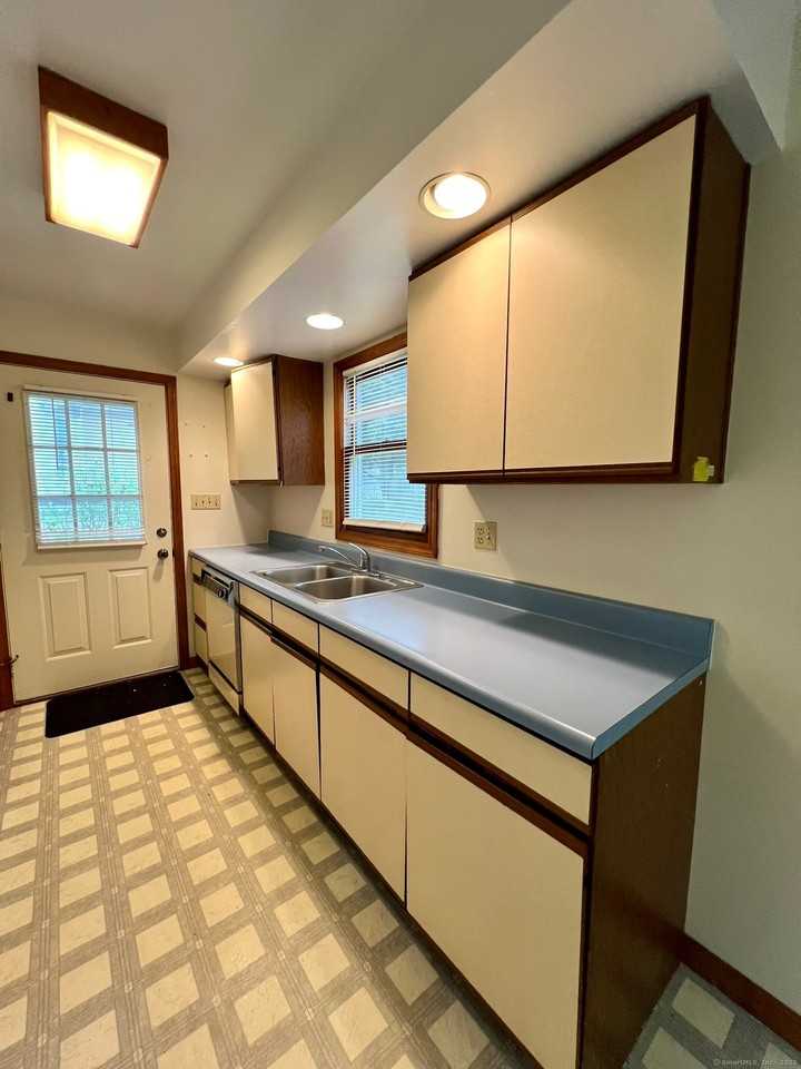 7 Golden Hill St - Photo 2 of 31